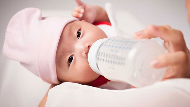Có nên dùng sữa non cho trẻ sơ sinh